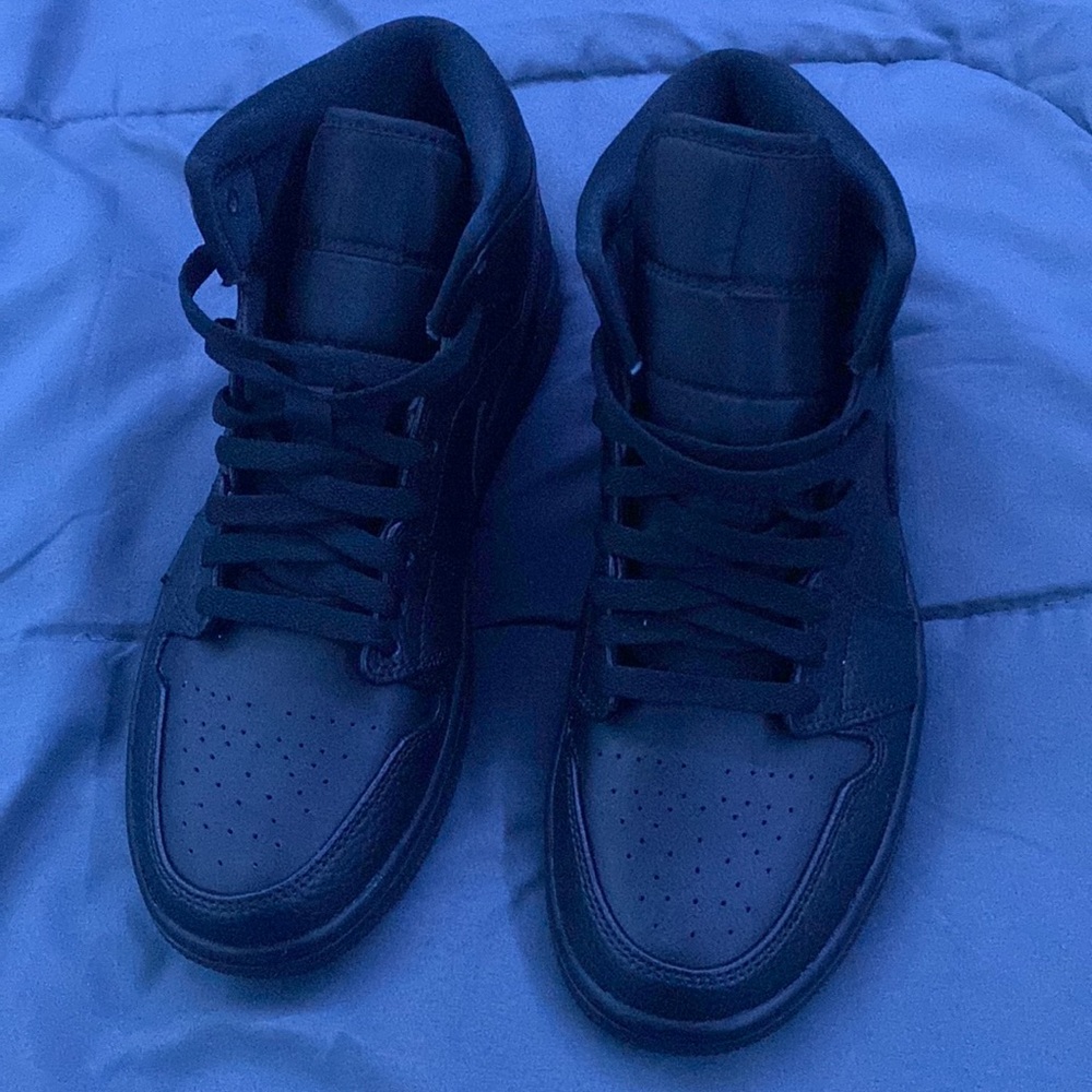 Jordan 1 mid triple black